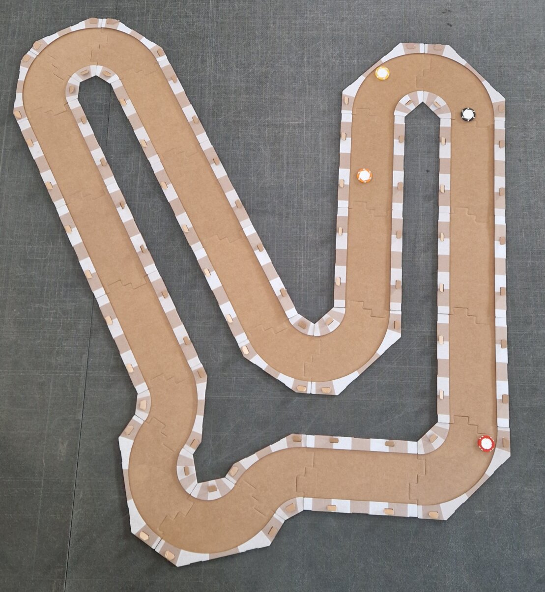 pista di cartone in forma semplice